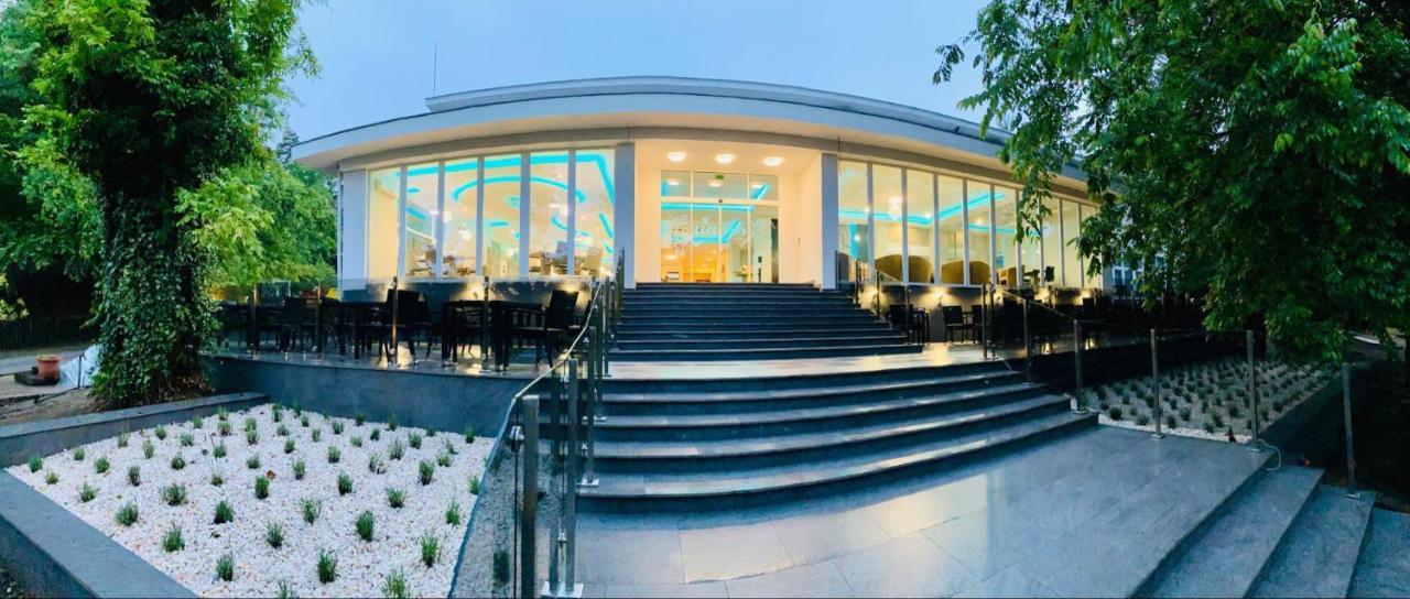 Fenyves Szalloda Es Konferencia-Koezpont Baktaloranthaza Exterior foto